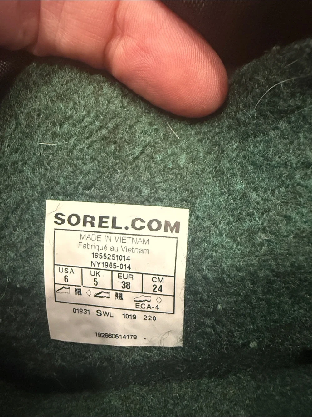 Sorel boys snow boots size 6.